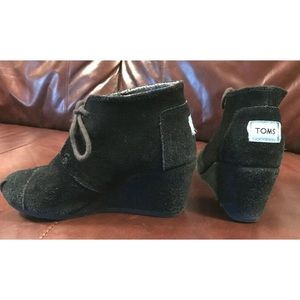 Sz 5 TOMS black suede booties wedges